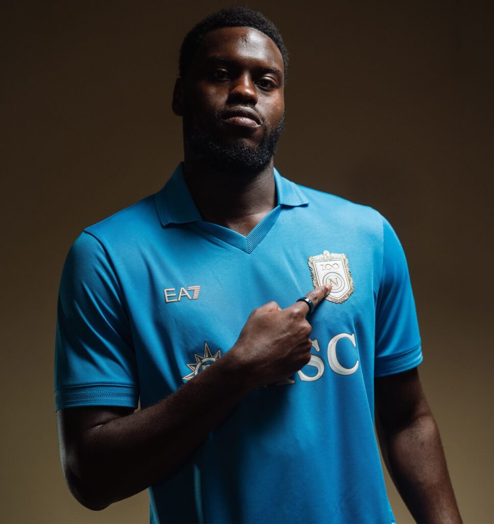 Benoît Badiashile manda il suo primo messaggio da calciatore del Napoli: «Pronto a dare tutto per questa maglia e questa città».