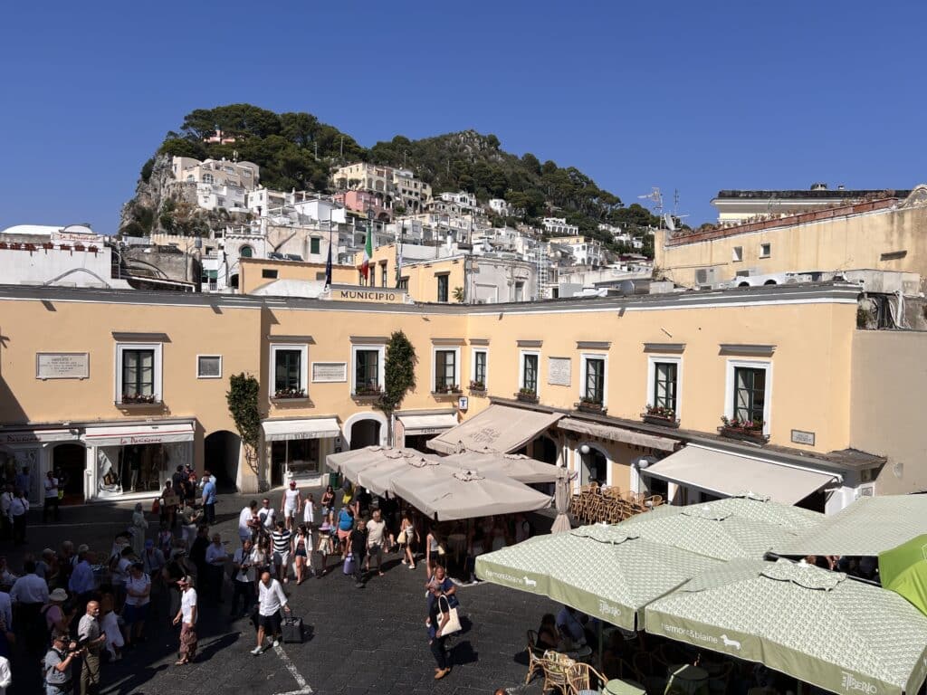 Violenta rissa a Capri tra turisti e commercianti a Marina Grande: schiaffi, calci e sedie usate come armi. Controlli rafforzati sull'isola.