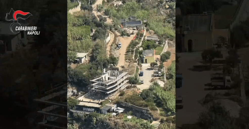 Abusivismo edilizio a Forio, scoperto un cantiere sulla scogliera durante un sorvolo dei Carabinieri. Sequestrati due immobili.