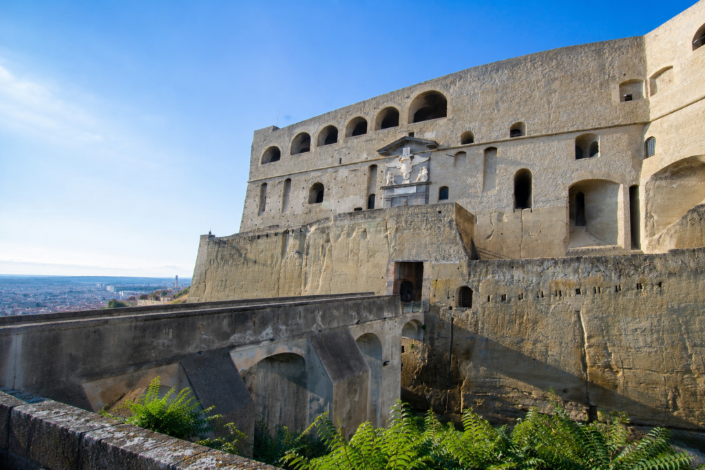 Castel Sant'Elmo riapre oggi, 24 agosto, dopo il crollo di ieri. Proseguono le verifiche tecniche e il sopralluogo sul costone tufaceo.