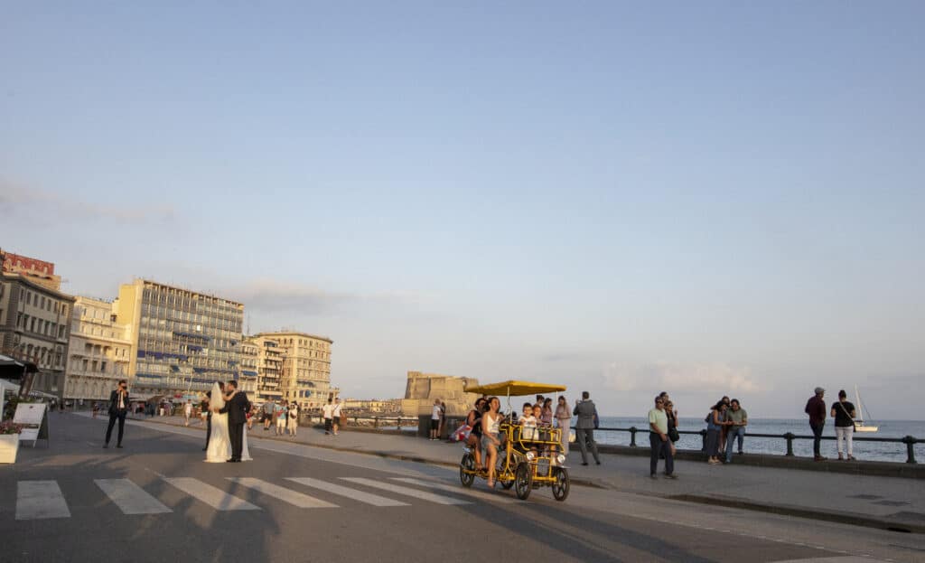 Via Riviera di Chiaia chiusa al traffico tra piazza San Pasquale e piazza Vittoria: lavori per la nuova linea tranviaria fino al 6 settembre.