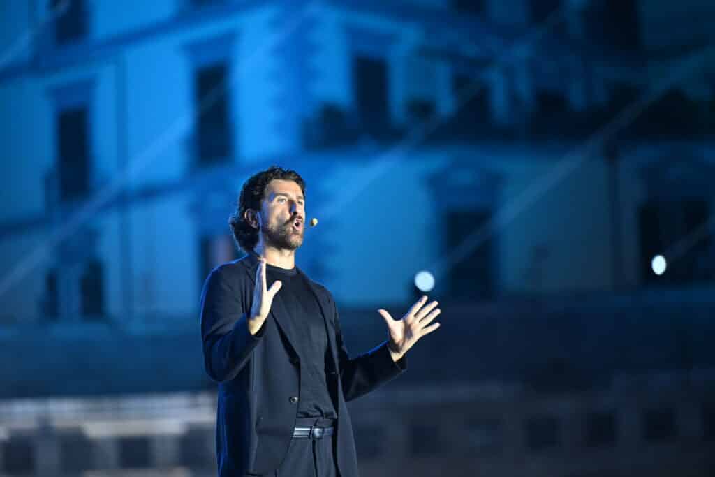 Alessandro Siani chiude il tour in Campania con “Fake News”: l’ultima tappa a Benevento tra risate, applausi e un omaggio alla città.