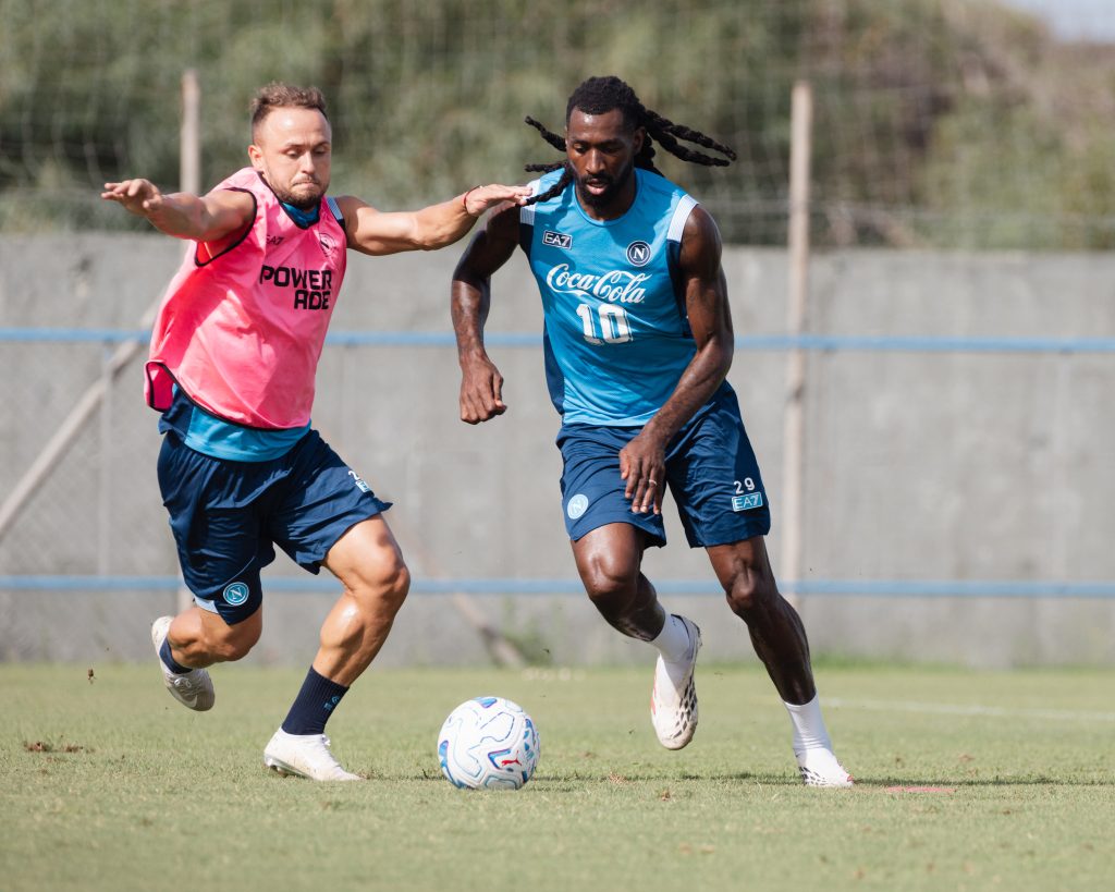 Napoli-Como, gli azzurri continuano la preparazione: riscaldamento, lavoro tattico sul possesso palla e partitina al Training Center.
