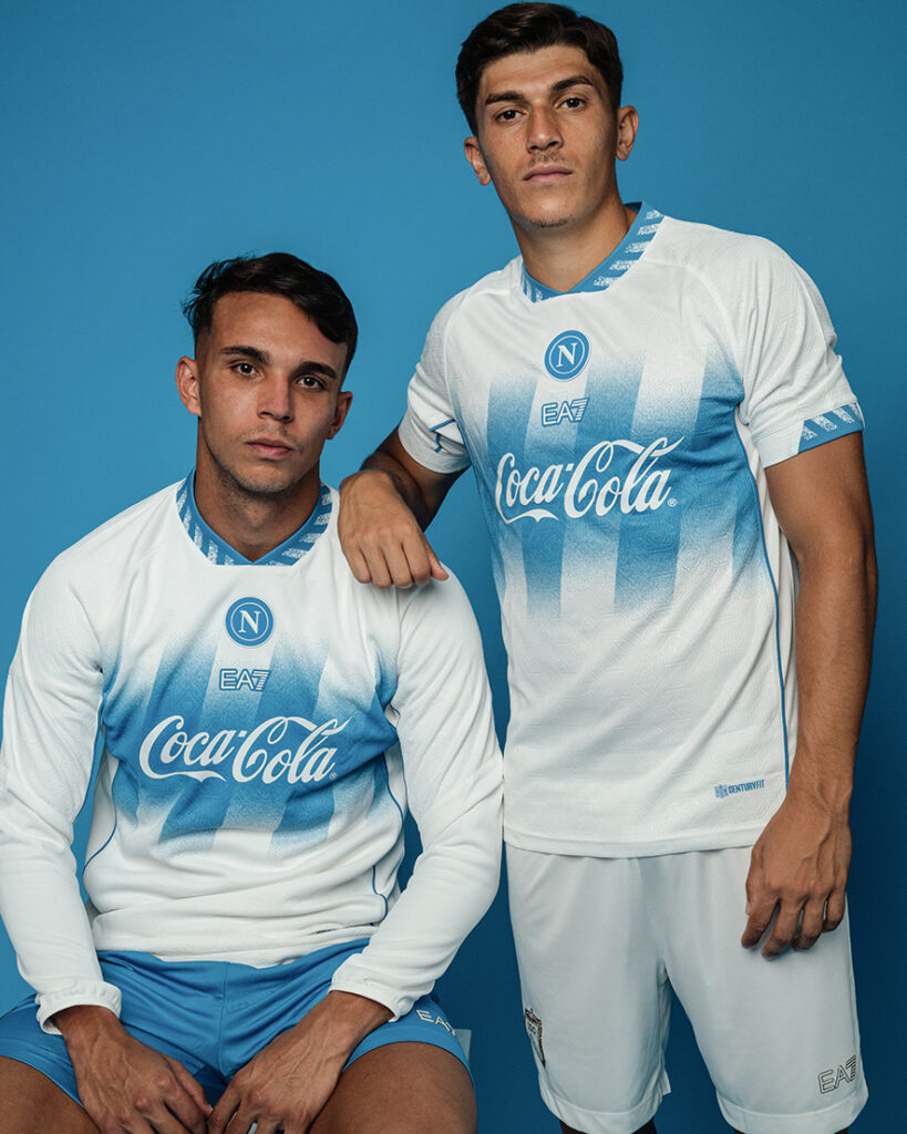SSC Napoli presenta la nuova Collezione Pre-Match 2026/27 firmata EA7, ispirata al Centenario e al calcio degli anni Novanta.