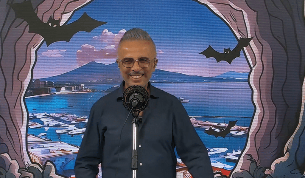 Antonio Manganiello chiama Pina durante Il Pipistrello su Kiss Kiss Napoli: una dedica speciale, un caffè e un possibile risvolto romantico.