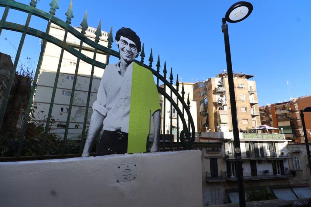 Napoli ricorda Giancarlo Siani nell'anniversario del suo assassinio: cerimonia sulle scale del Vomero intitolate al giornalista.