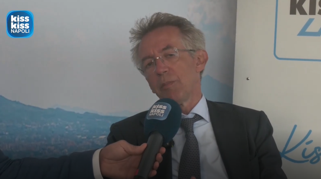 Manfredi parla dell’America’s Cup Napoli 2027: lavori, turismo, piattaforme sul lungomare, Euro 2032 e nuovi palazzetti dello sport.