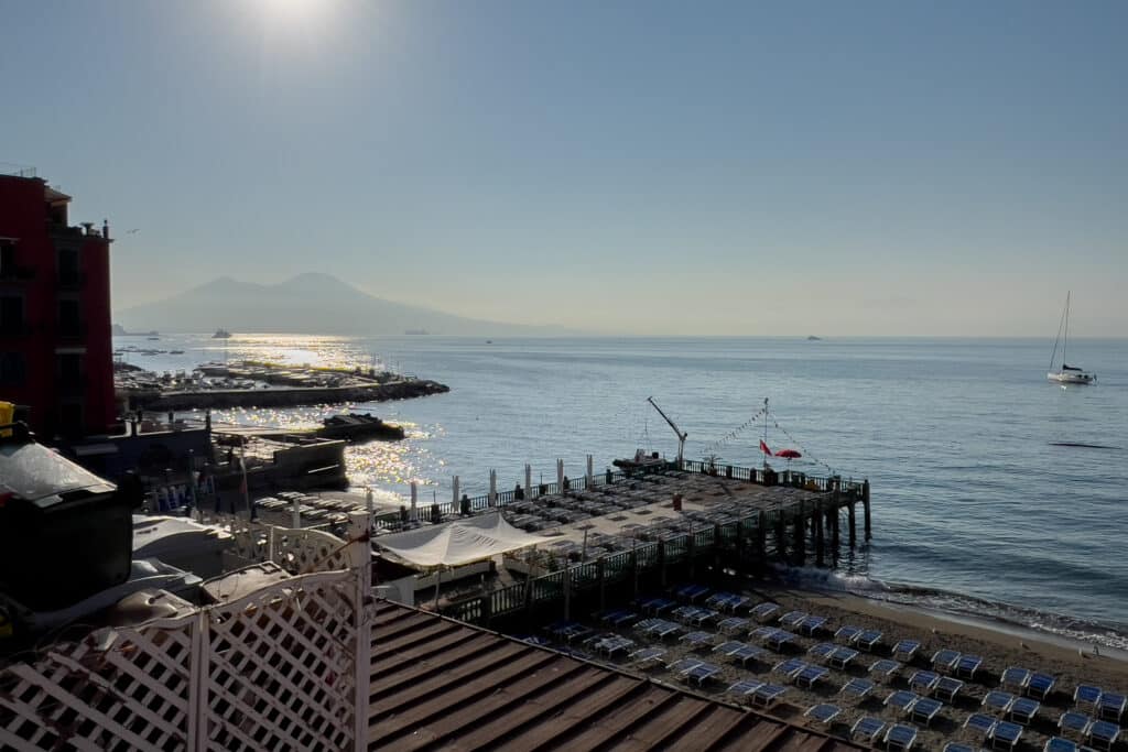 Protesta per il mare libero a Posillipo: attivisti raggiungono Villa Martinelli e Baia dei Due Frati e denunciano cancelli e presunti abusi.