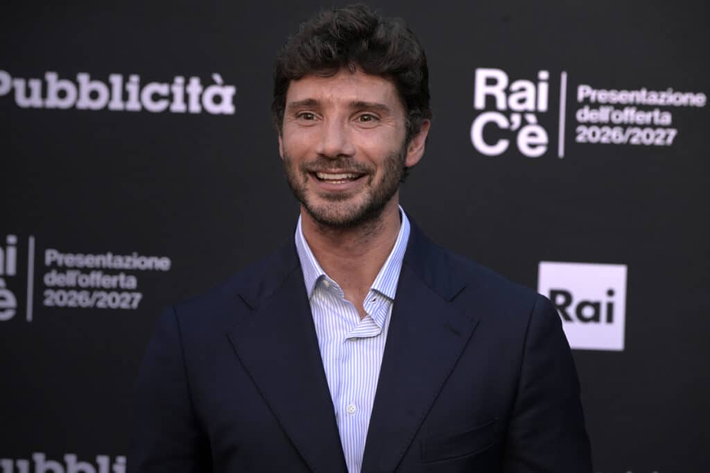 Sanremo 2027, Stefano De Martino è al lavoro sul Festival: orientato su 24 Big e pronto a valutare grandi ospiti.