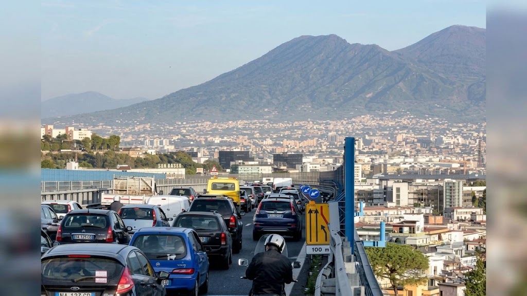 Tangenziale di Napoli bloccata oggi, 24 settembre: code tra Vomero e Capodimonte e tra Doganella e Corso Malta. Ecco le cause e i tratti.