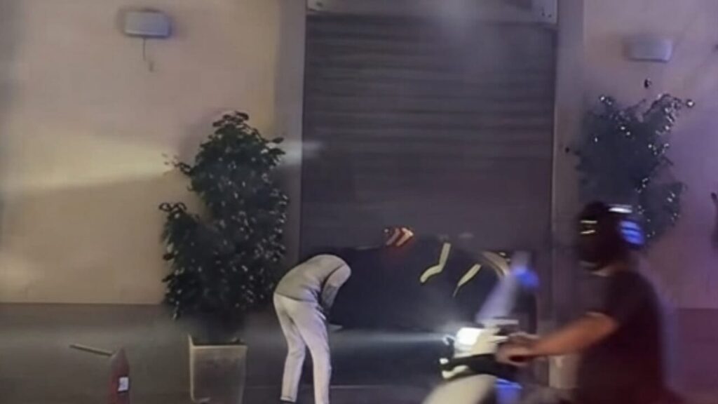 Incendio al bar Moccia di Posillipo: le fiamme hanno danneggiato il dehors. Vigili del fuoco sul posto, indagini sulle cause.