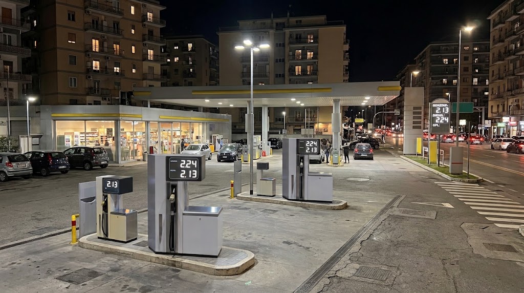 Diesel, nuovo record in Italia: oggi il gasolio raggiunge 2,246 euro al litro. La benzina sale a 2,132 euro: tutti i prezzi.