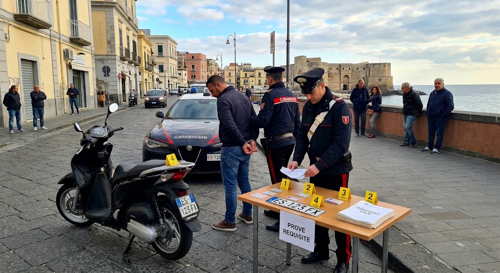 Documenti falsi e targa clonata: arrestato un 39enne a Pozzuoli. Al centro dell'indagine conti con documenti falsi e scooter con targa falsa.