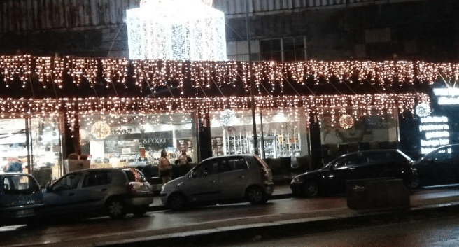 Incendio all'ex Bar Vittoria a Napoli, a San Giovanni a Teduccio: distrutto il locale in via delle Repubbliche Marinare. Indagini avviate.