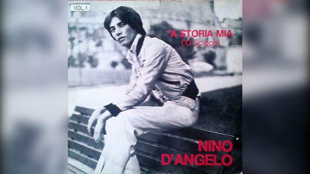 ‘A storia mia di Nino D’Angelo compie 50 anni: storia, canzoni, curiosità e il significato di un album ancora oggi simbolo di Napoli.