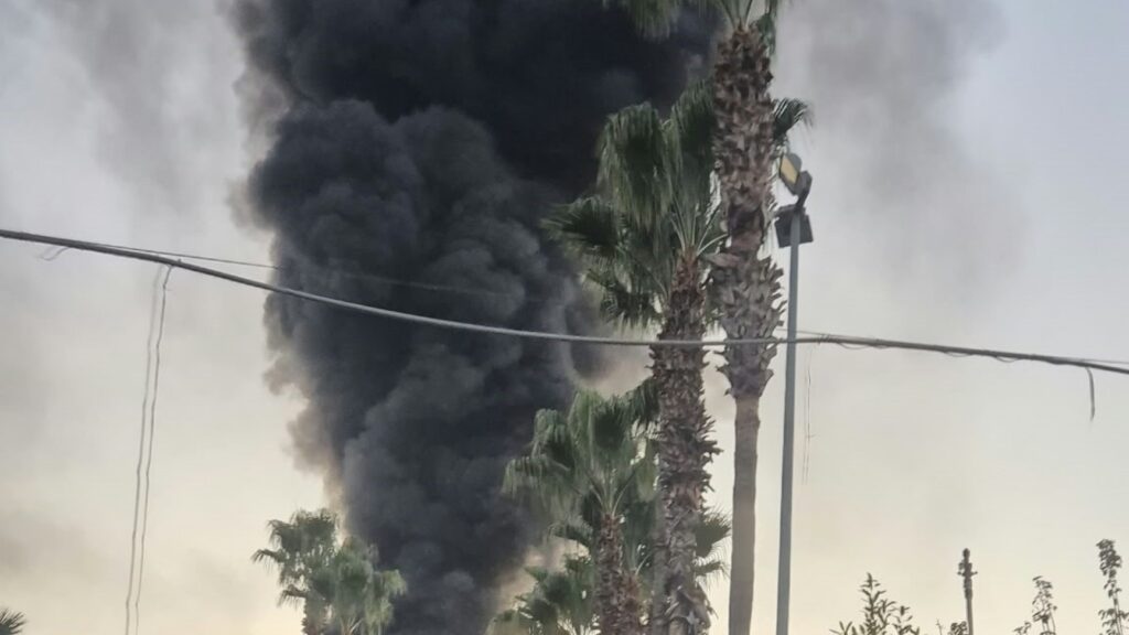 Incendio a Ottaviano in via Funari: vivaio in fiamme e alta colonna di fumo nero. Scuole chiuse e stop alle attività all'aperto.