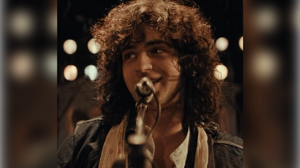 È uscito il trailer di “Je so' pazzo”, il film su Pino Daniele con Massimiliano Caiazzo. Il biopic arriva al cinema il 15 ottobre 2026.