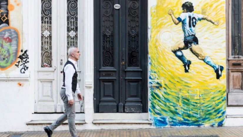Federico Buffa racconta Maradona e il suo legame con Napoli: “Per il pianeta, un numero 10 contro i mascalzoni del mondo”.