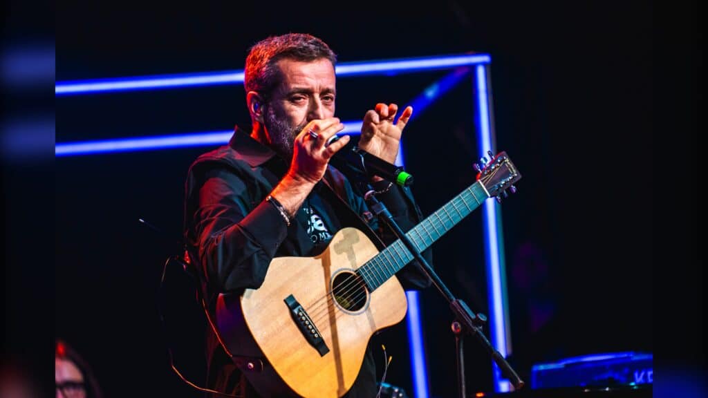 Daniele Silvestri è a Pompei per il concerto di oggi: la carriera, le canzoni più famose, da Salirò a La paranza, e le curiosità.
