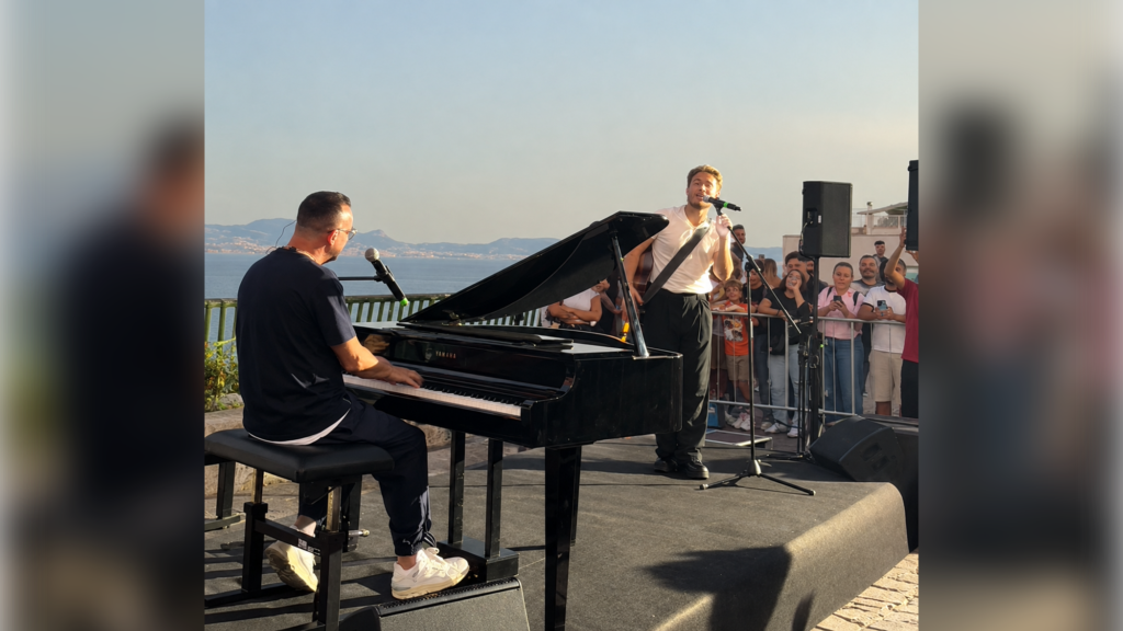Gigi D’Alessio e Alfa incantano Napoli con un live a Posillipo sulle note di “Genova e Napoli”, il duetto nato per unire due città di mare.