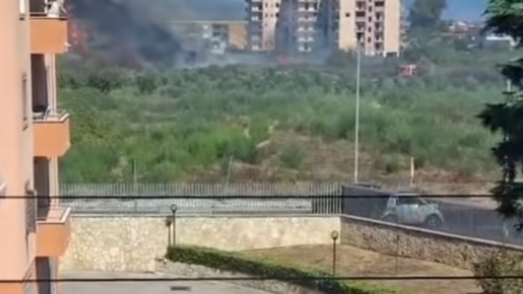 Giugliano, protesta al liceo Cartesio dopo l’incendio di Casacelle. Gli studenti denunciano forte odore e chiedono verifiche su aria.
