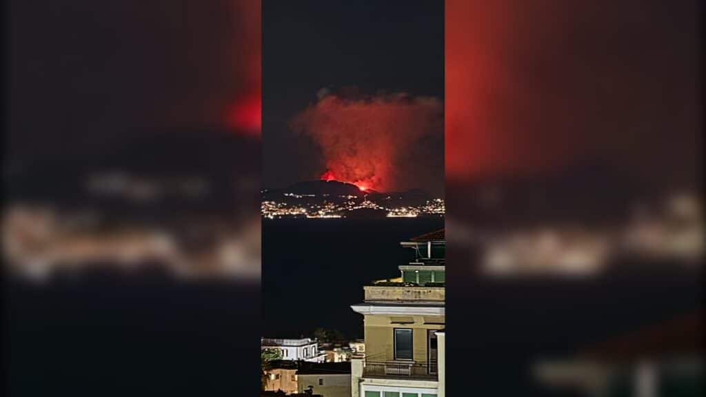 Nuovo incendio tra Positano e Vico Equense: fiamme a Tordigliano, alimentate dal vento e visibili fino a Napoli.