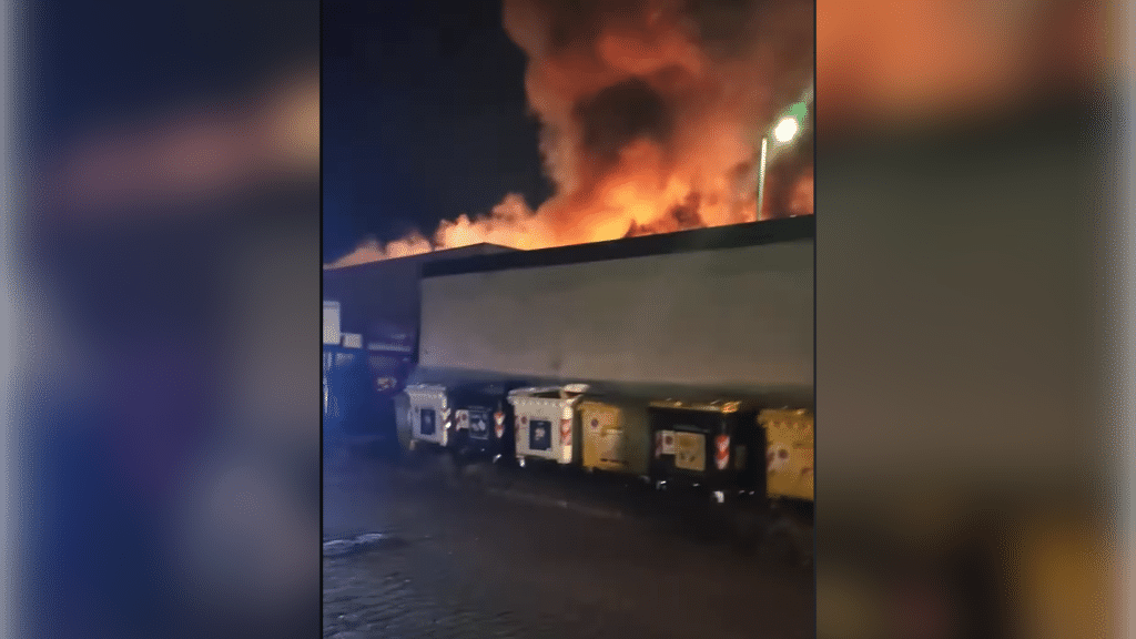 Incendio a Barra, fiamme in un capannone di via Nuova delle Brecce. Il rogo è stato spento dai Vigili del Fuoco: nessun ferito.