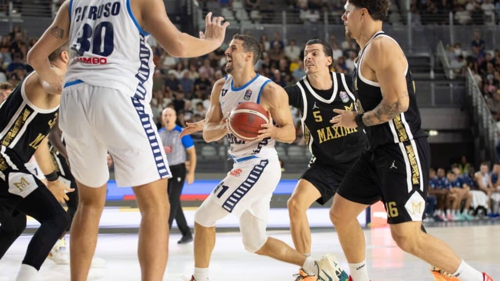 Napoli Basket subito protagonista: gli azzurri battono la Maxima Roma 94-75 al PalaEur. Dowtin e Jakimovski trascinano la squadra di Repesa.