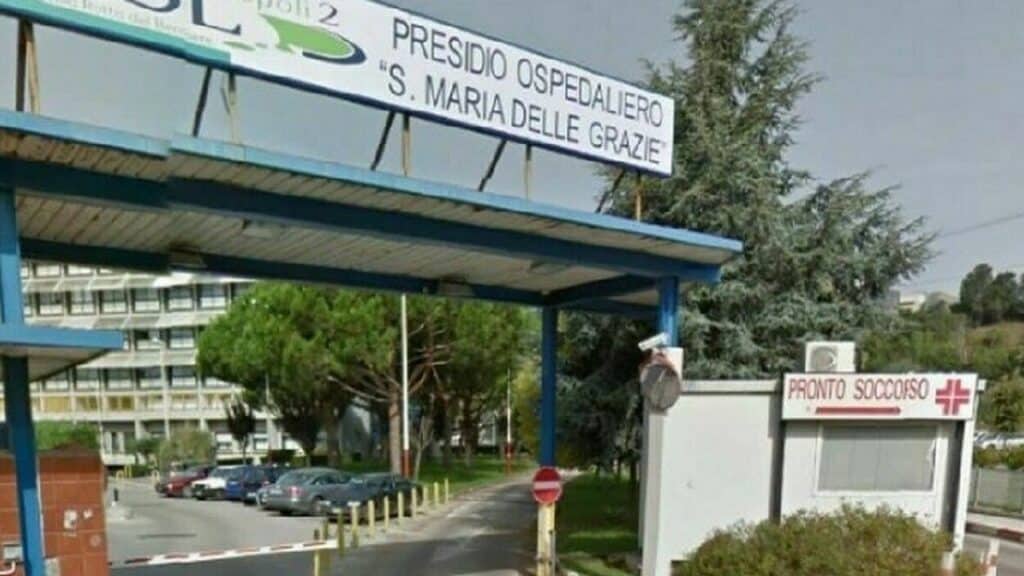 Picchia la fidanzata e la trascina per i capelli, poi la aggredisce in ospedale a Pozzuoli: arrestato 26enne per lesioni e stalking.