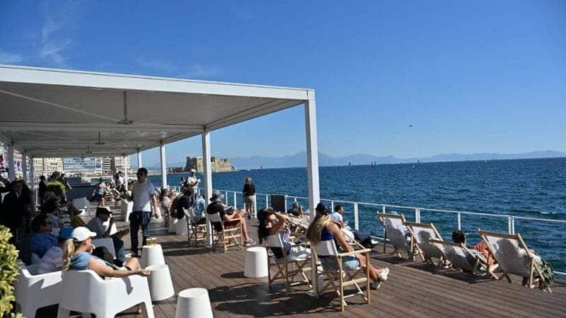 Pedane sul Lungomare di Napoli, la Soprintendenza apre al confronto per il ritorno durante l’estate. Il nodo della balneazione.