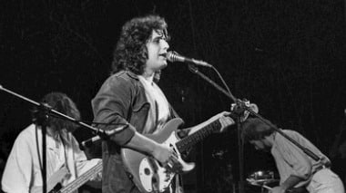 Pino Daniele, 45 anni fa lo storico concerto in piazza del Plebiscito: 200mila persone, la superband e la nascita del Neapolitan Power.