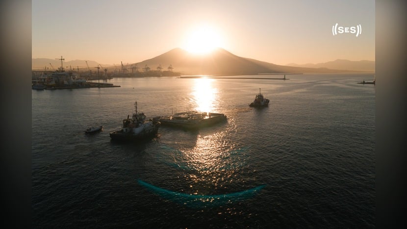 America’s Cup Napoli, sul Lungomare Caracciolo arriva un pontone di 37 metri: una nuova isola sull’acqua per vivere le regate dal mare.