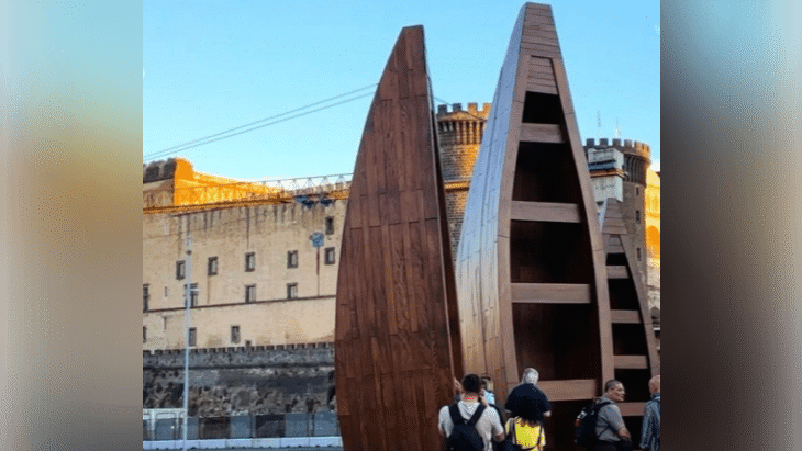 Inaugurata a Napoli Voyageur di Ibrahim Mahama: tre grandi barche in legno in piazza Municipio. L'opera rester&agrave; fino al 18 novembre.