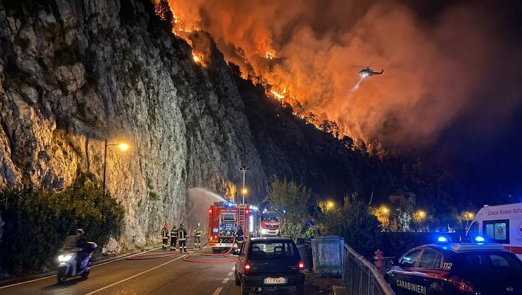 Incendio nella notte a Positano, nella zona di San Pietro: il rogo provoca una frana e la chiusura della Statale Amalfitana al km 16,300.