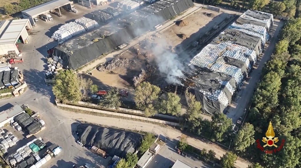 Incendio a Taverna del Re, fiamme sotto controllo dopo il rogo di domenica. Arpac monitora l’aria e stop precauzionale ai raccolti.