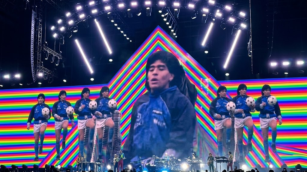 Jovanotti omaggia Maradona al concerto di Napoli: ad Agnano la band suona “Live Is Life” e il pubblico canta per Diego.