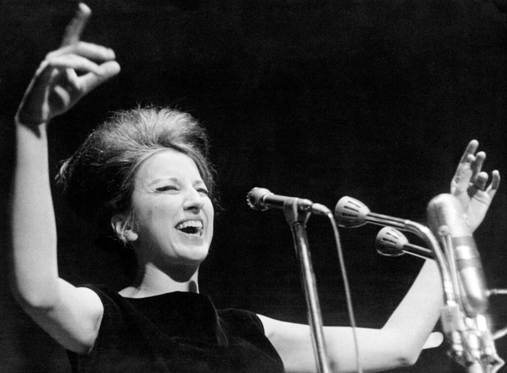 Mina a Napoli il 29 settembre 1960: debutto al Teatro Mediterraneo, la Nouvelle vague napoletana e il curioso omaggio di Peppino di Capri.