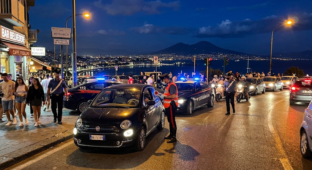 Movida a Posillipo, controlli straordinari in via Petrarca: identificate 46 persone e verificati 30 veicoli.