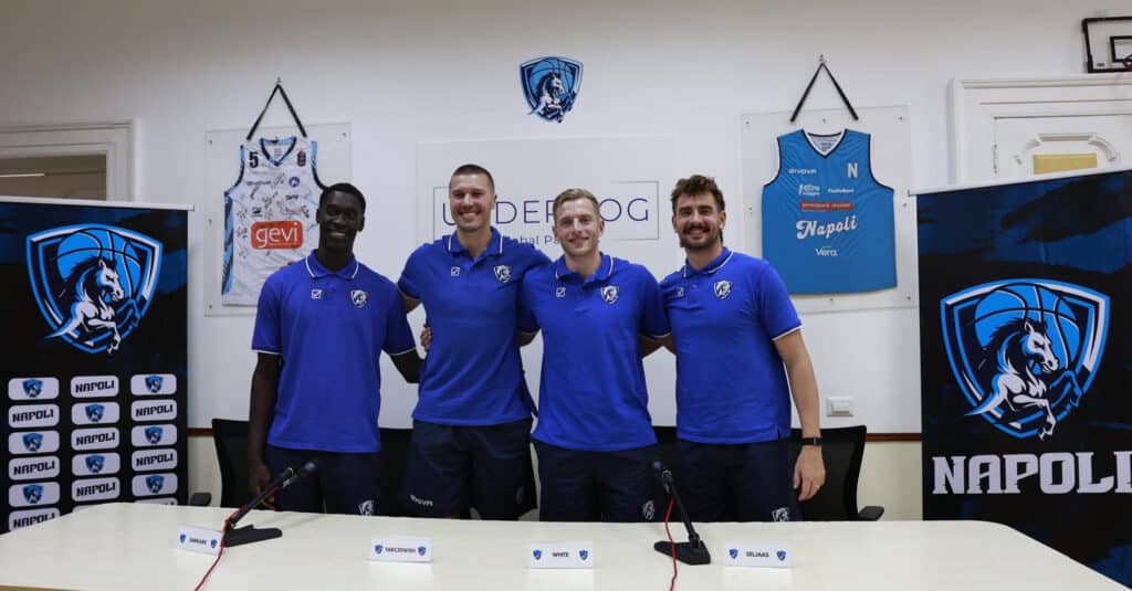 Napoli Basketball, presentati i nuovi acquisti Sankare, Seljaas, Tarczewski e White. Le parole dei quattro giocatori e di coach Repesa.
