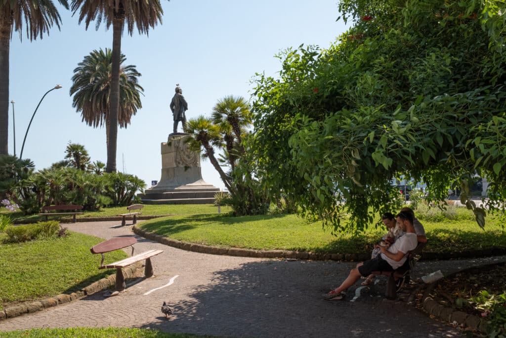 Napoli punta su meno cemento e più verde per contrastare caldo e isole di calore. P.zza Municipio e P.zza Garibaldi tra le aree da ripensare.