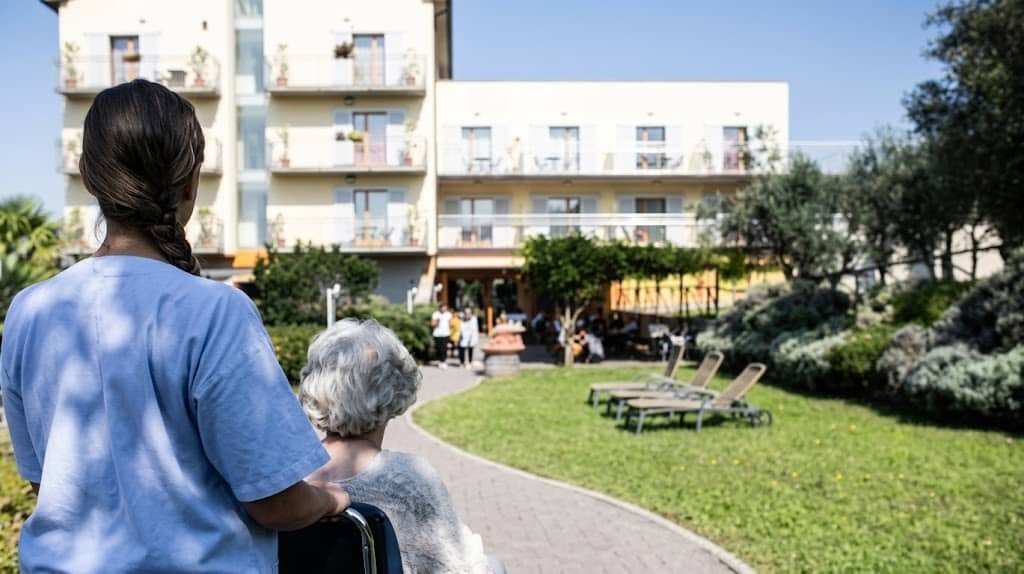 Sanità in Campania, stop ai ricoveri programmati in alcune strutture private. Al centro del confronto ci sono i fondi per il 2026.