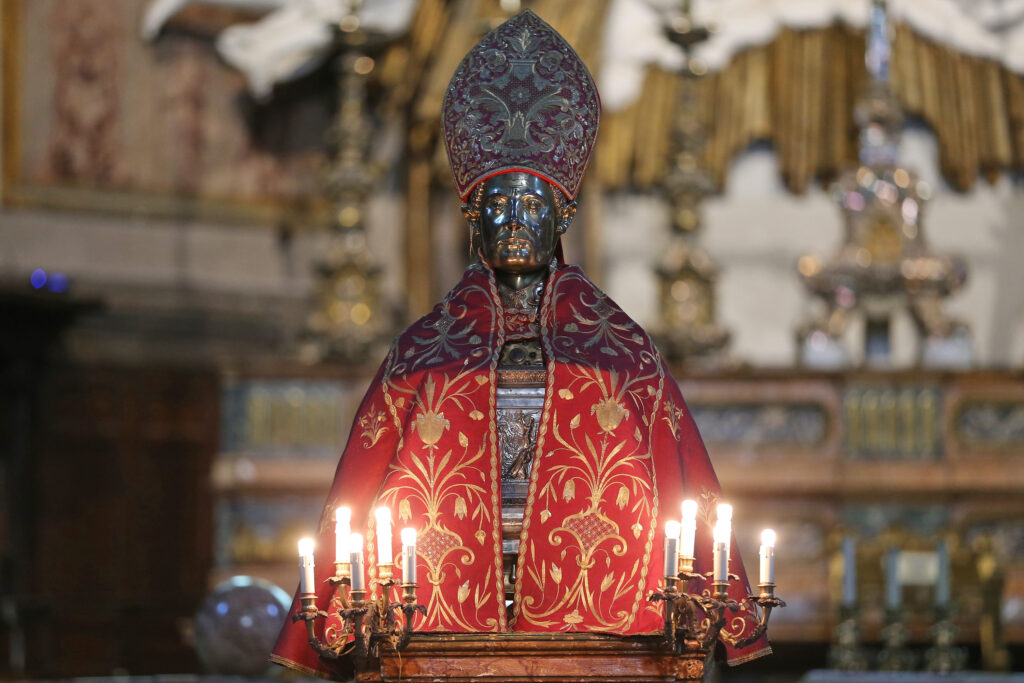 San Gennaro, oggi 17 settembre si conclude il Novenario nella Cripta della Cattedrale. Napoli si prepara alla festa del 19 settembre.