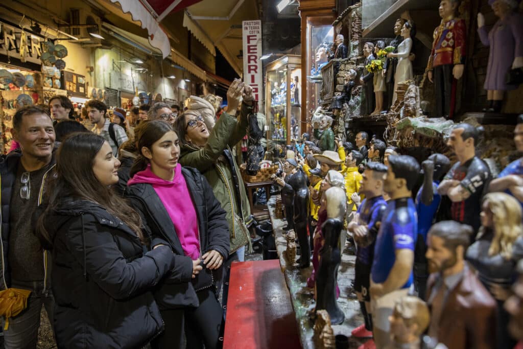 Serrata simbolica a San Gregorio Armeno: gli artigiani chiedono al Comune di Napoli un confronto sul futuro della strada dei presepi.