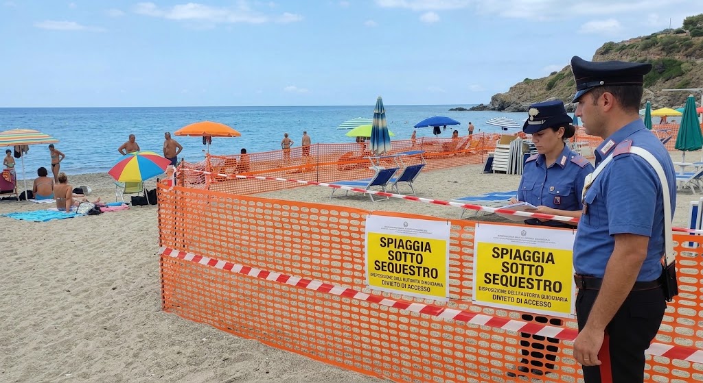 Sequestrata una spiaggia libera attrezzata di circa 300 mq: concessione revocata, strutture abusive e una donna di 64 anni denunciata.