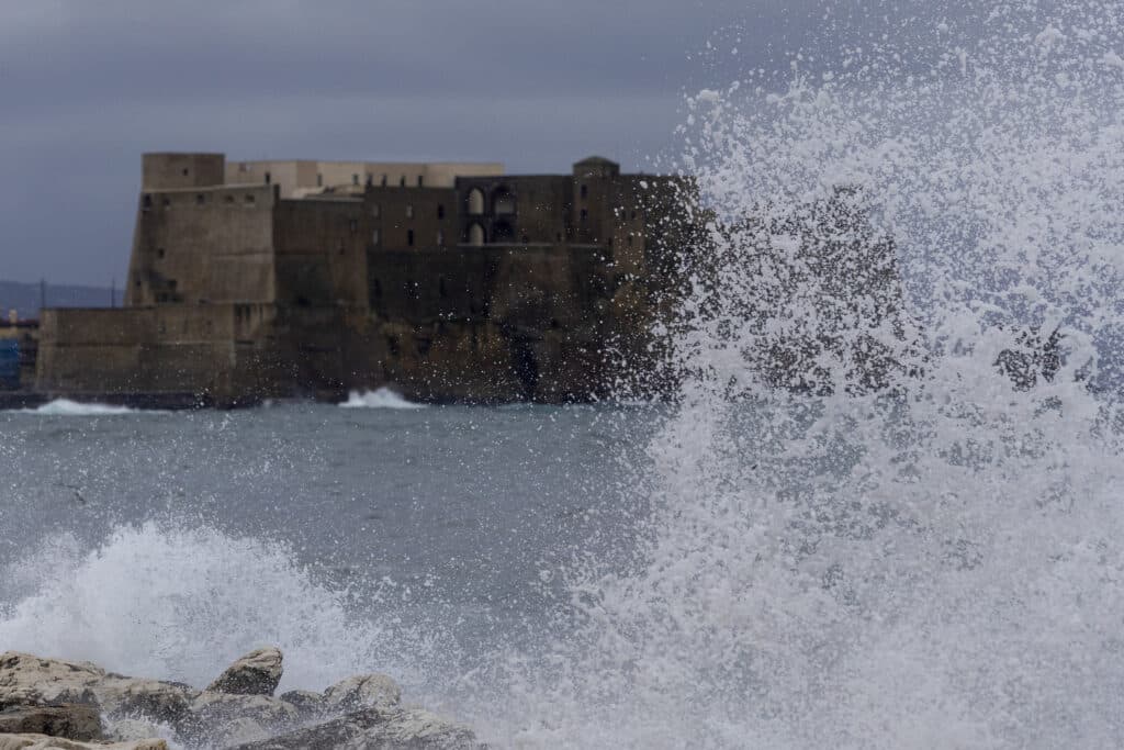 Temporale a Napoli nella tarda mattinata: pioggia forte, vento e allagamenti soprattutto tra Secondigliano e San Carlo all’Arena.