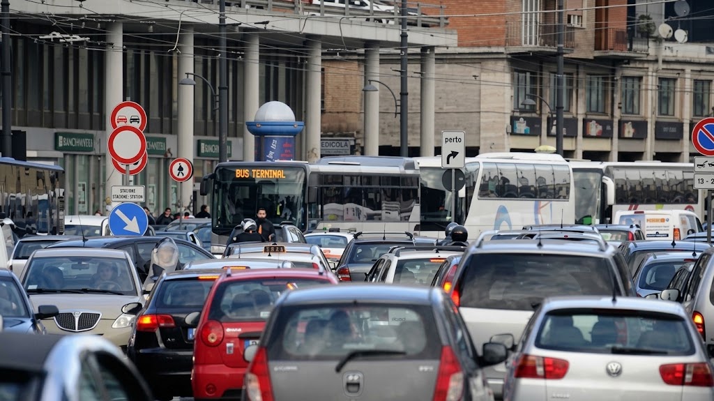 Viabilità Napoli oggi, venerdì 25 settembre: chiuso il Lungomare per l’America’s Cup. Strade, modifiche al traffico e trasporti pubblici.
