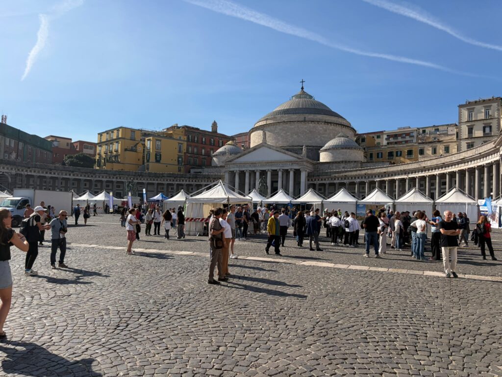 Neapolis Marathon 2026, inaugurato il Villaggio in piazza del Plebiscito. Sabato presentazione atleti, domenica al via oltre 8.000 podisti.