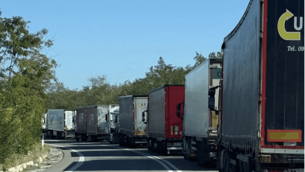 Blocco camionisti in Campania contro il caro carburanti: Rosario Verde e Marco Pesacane commentano disagi, code e rifornimenti in diretta.