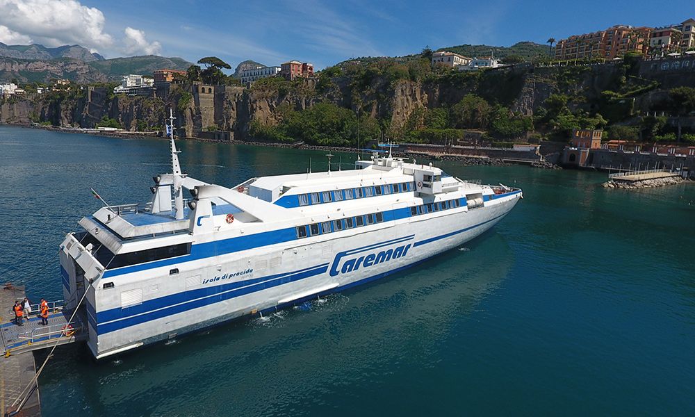 La protesta degli autotrasportatori mette a rischio i collegamenti marittimi con Ischia e Procida. Caremar chiede un piano d'emergenza a Prefettura e Regione.