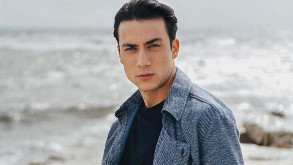 Matteo Paolillo compie 31 anni: dagli esordi a Salerno al successo con Edoardo di Mare Fuori, passando per musica, curiosità e nuovi progetti.